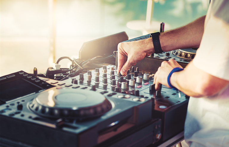 Πόσο κοστίζει DJ & εξοπλισμός για πάρτι στην Αθήνα το 2026;
